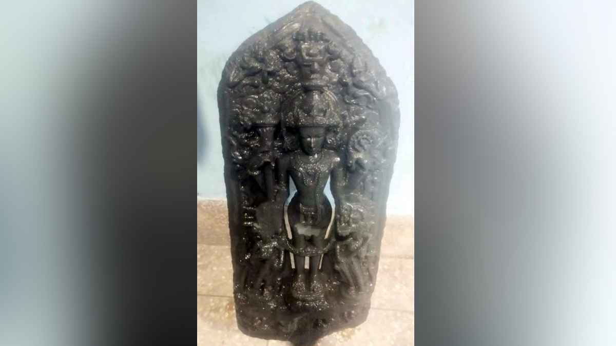 বোচাগঞ্জে পুকুর খননের সময় কষ্টিপাথরের বিষ্ণু মূর্তি উদ্ধার