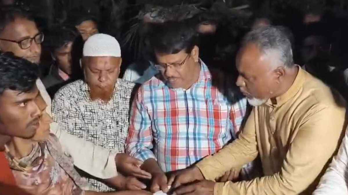 ট্রাক উল্টে নিহত ৭: পরিবার প্রতি মন্ত্রীর ২৫ হাজার টাকা সহায়তা