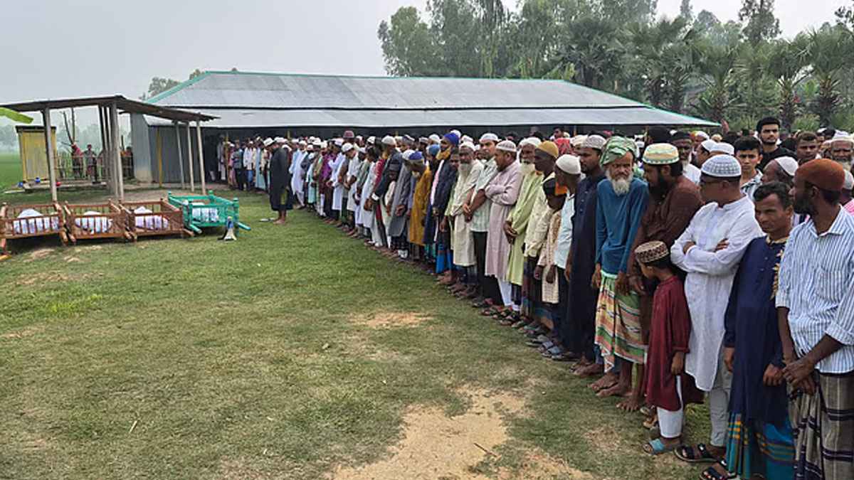 একসঙ্গে চারজনের জানাজা ও দাফন আগে দেখেননি ভাইগর গ্রামবাসী