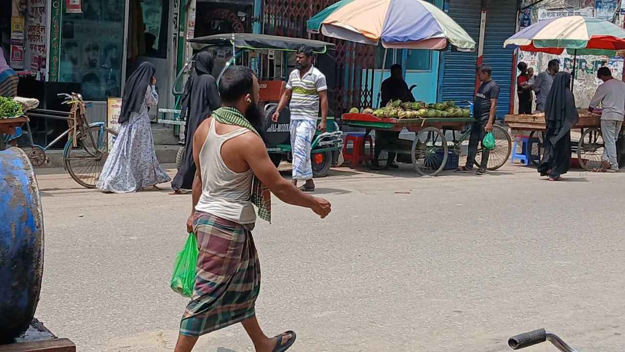 দাবদাহে পুড়ছে নগর, স্বস্তির আশায় আকাশপানে তাকিয়ে মানুষ