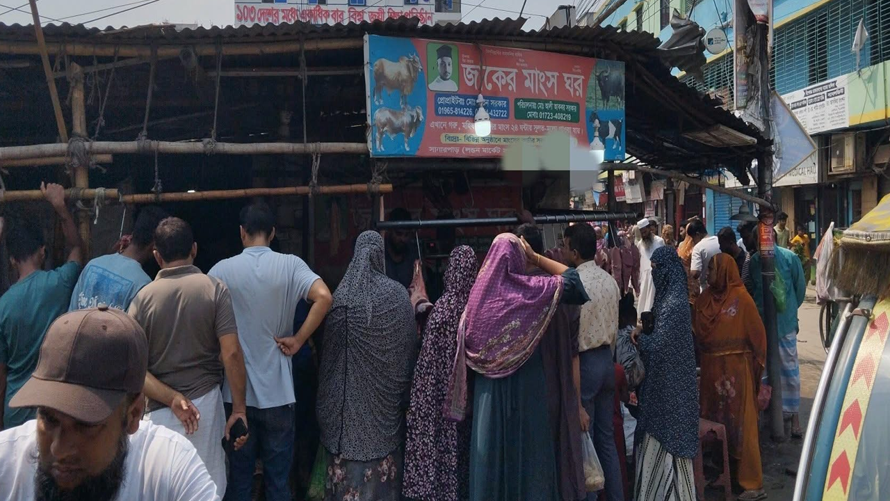ছুটির দিনে মাংসের দোকানে ভিড়, দাম চড়া