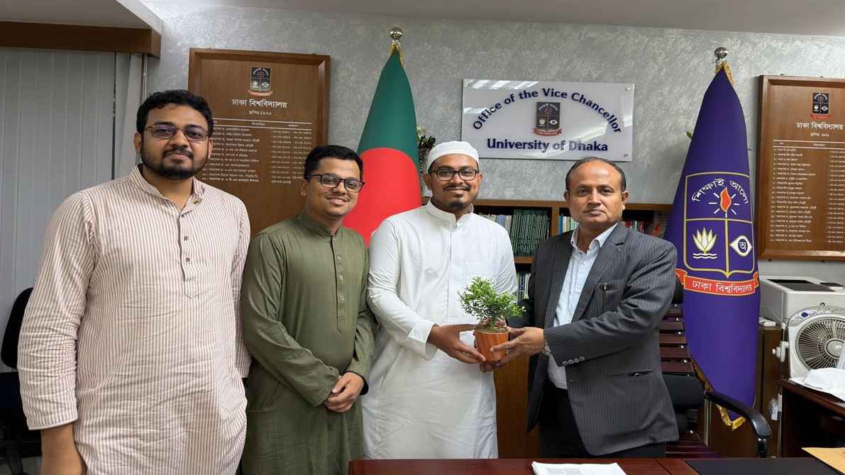 ঢাবির নতুন উপাচার্যের সঙ্গে ডাকসু নেতাদের সৌজন্য সাক্ষাৎ