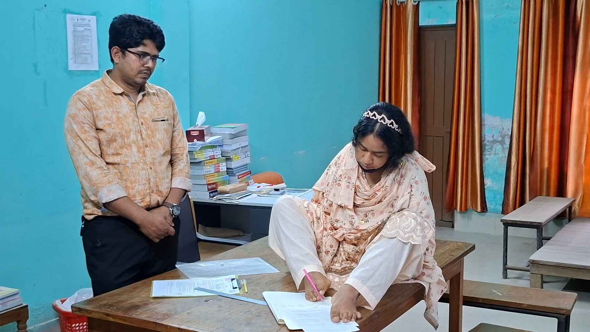 পা দিয়ে লিখে এসএসসি থেকে মাস্টার্স, অনুপ্রেরণার নাম আরিফা