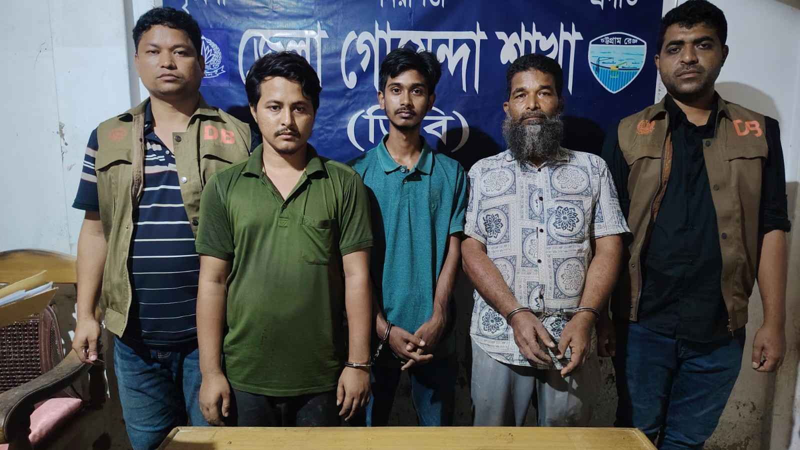 নোয়াখালীতে ১২০০ লিটার পেট্রোলসহ গ্রেফতার ৩, পিকআপ জব্দ