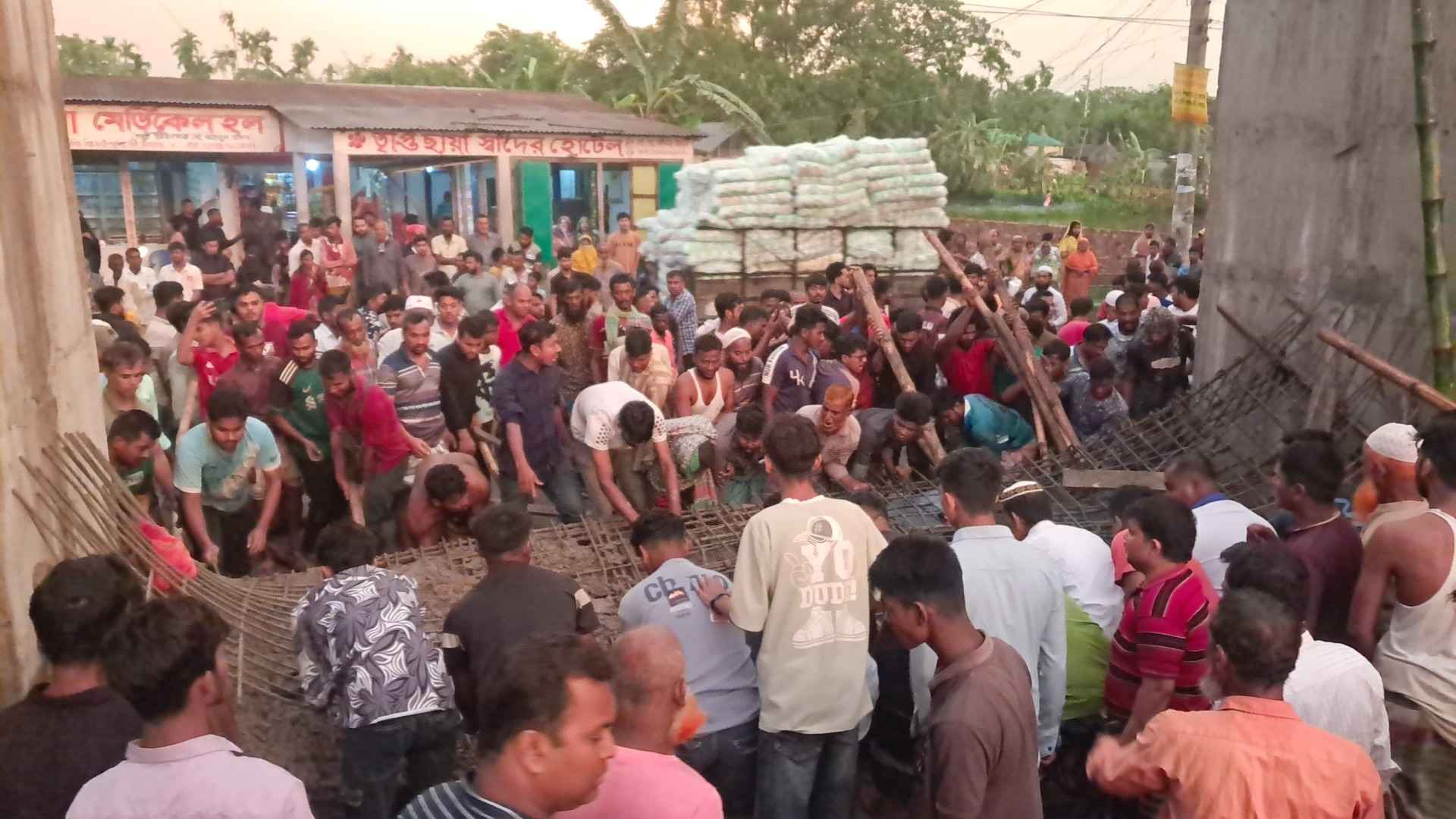 কিশোরগঞ্জে নির্মাণাধীন বিসিকের ফটক ধসে রড মিস্ত্রি নিহত, আহত ৪