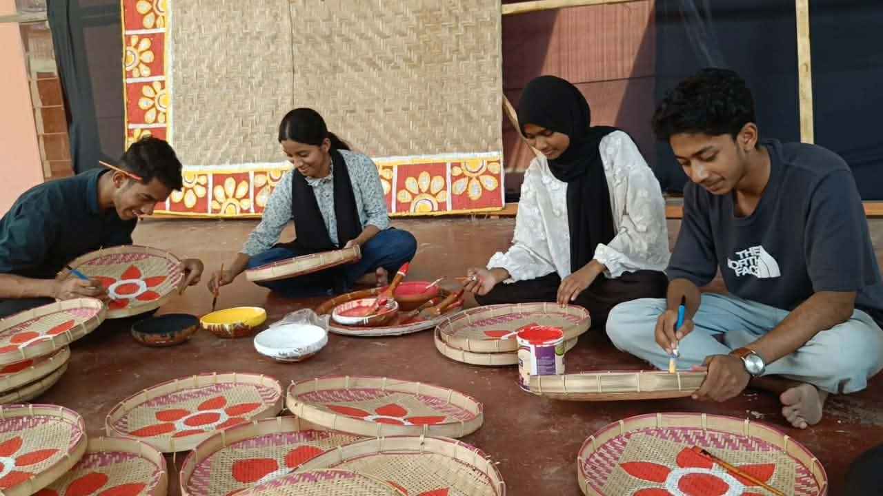 নববর্ষকে বরণ করে নিতে রং তুলির আঁচড়ে ফুটিয়ে তোলা হচ্ছে নানা মঞ্চ