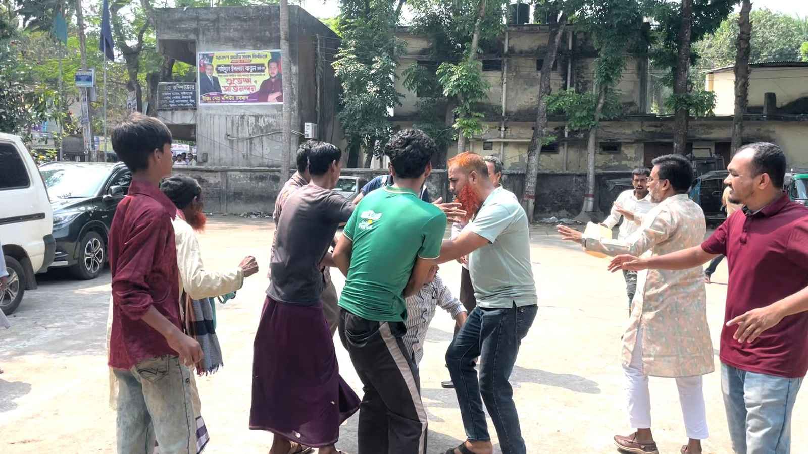 তেল পাচারের ভিডিও করায় থানা চত্বরে ওসির সামনে সাংবাদিকদের ওপর হামলা