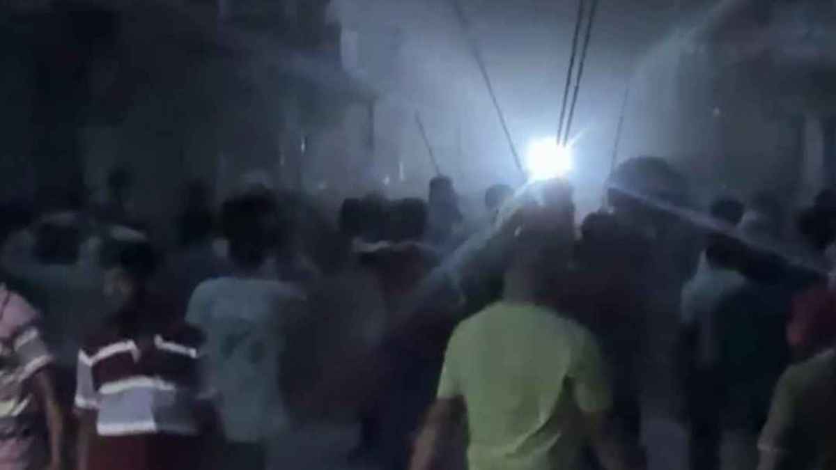 ভাঙ্গায় টর্চ জ্বালিয়ে ৪ গ্রামের বাসিন্দাদের সংঘর্ষ, আহত ৪০