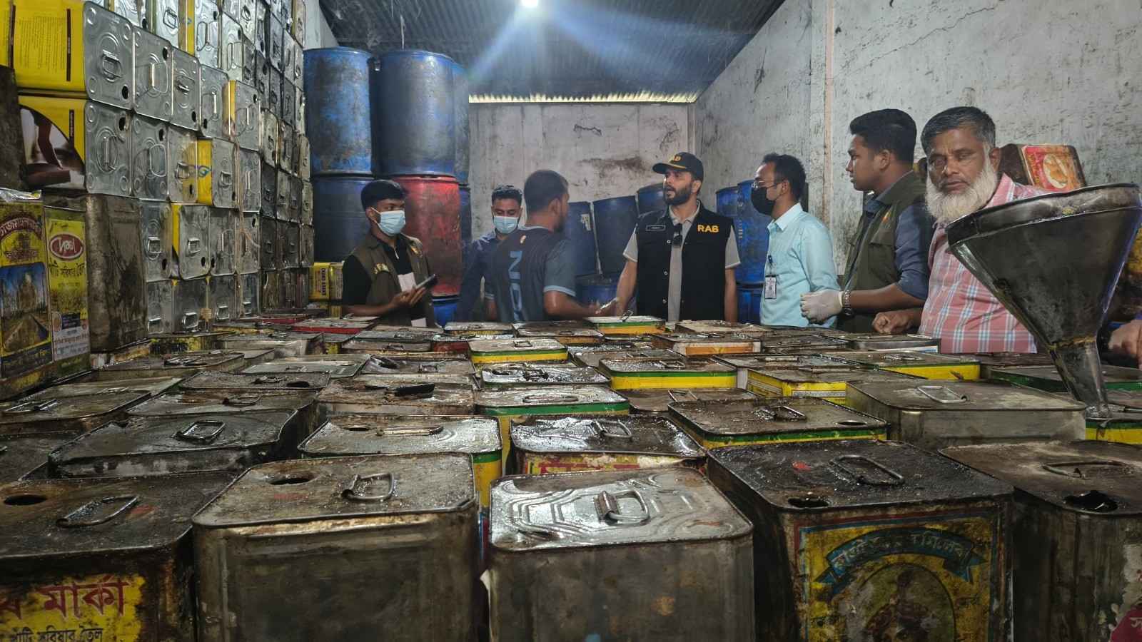 ফেনীতে ৫০ হাজার লিটার ভোজ্যতেল মজুদ, অভিযানে ২ লাখ টাকা জরিমানা