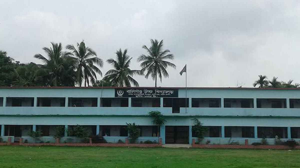 স্কুল কর্তৃপক্ষের উদাসীনতায় ৯২ শিক্ষার্থীর এসএসসি পরীক্ষা অনিশ্চিত!