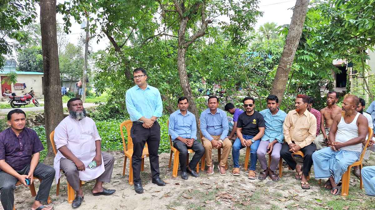 ফেনীতে খেতের পাশে আউশ চাষে অবহিতকরণ সভা