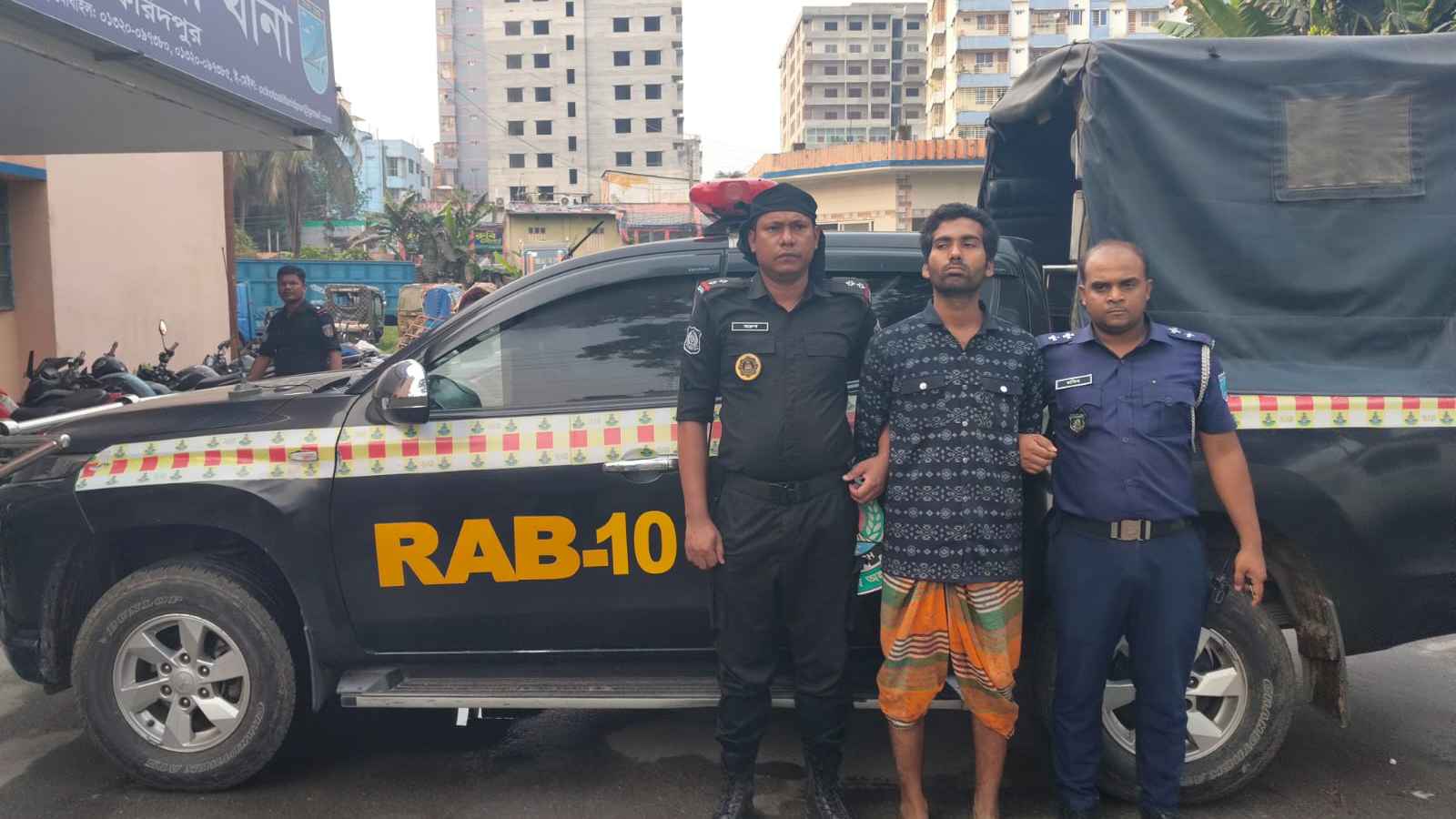 ফরিদপুর ৩ জনকে কুপিয়ে হত্যা: অভিযুক্ত যুবক গ্রেফতার