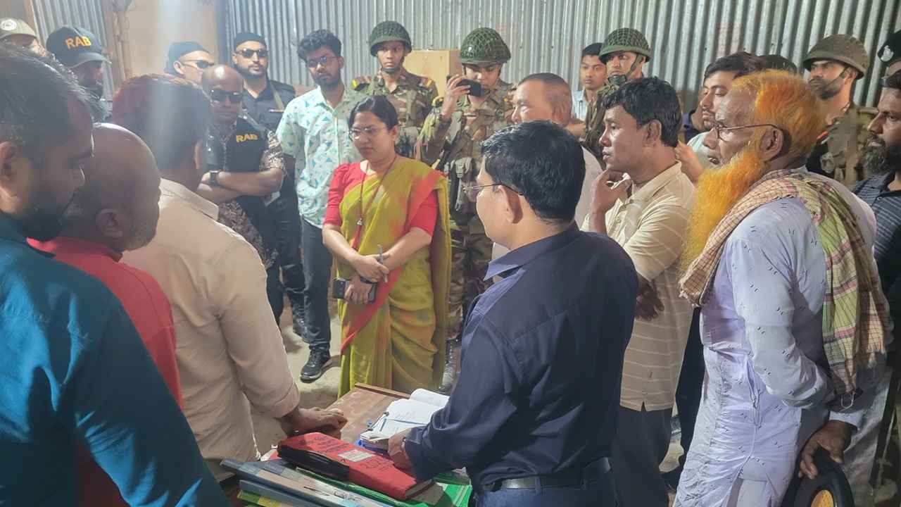 ভোজ্য তেল মজুতসহ নানা অভিযোগে ডোমারে ৩ প্রতিষ্ঠানকে জরিমানা