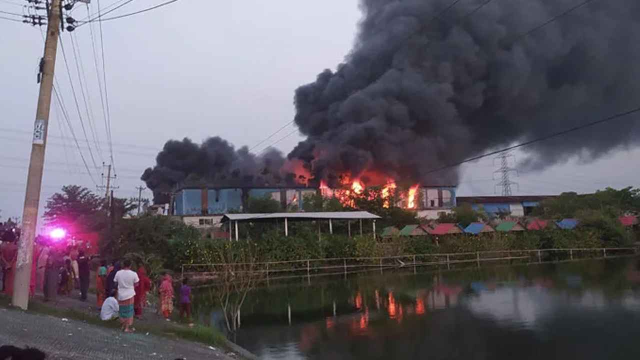 কেরানীগঞ্জে গ্যাস লাইটার কারখানায় আগুন, নিয়ন্ত্রণে ৭ ইউনিট