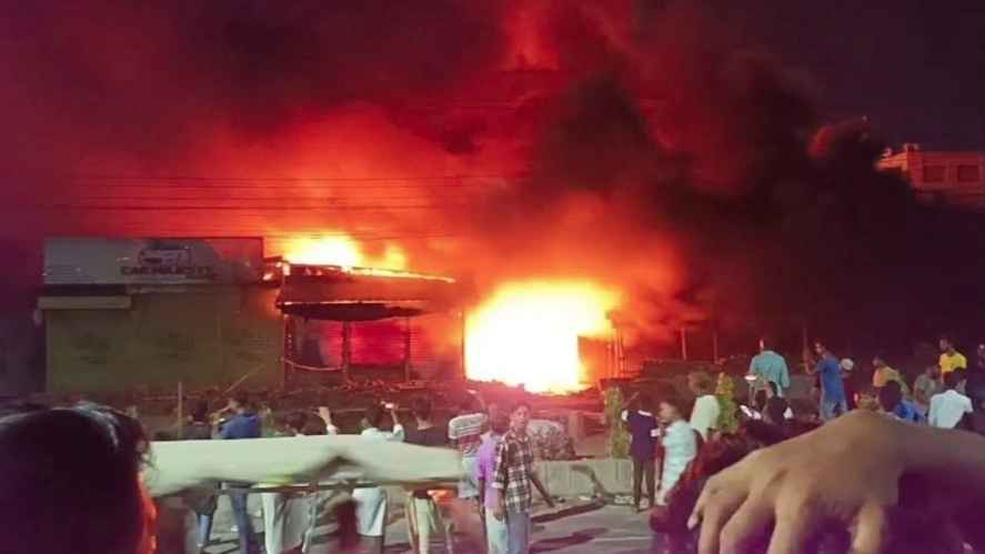 নারায়ণগঞ্জে ঝুটের গুদামে আগুন, নিয়ন্ত্রণে ৮ ইউনিট