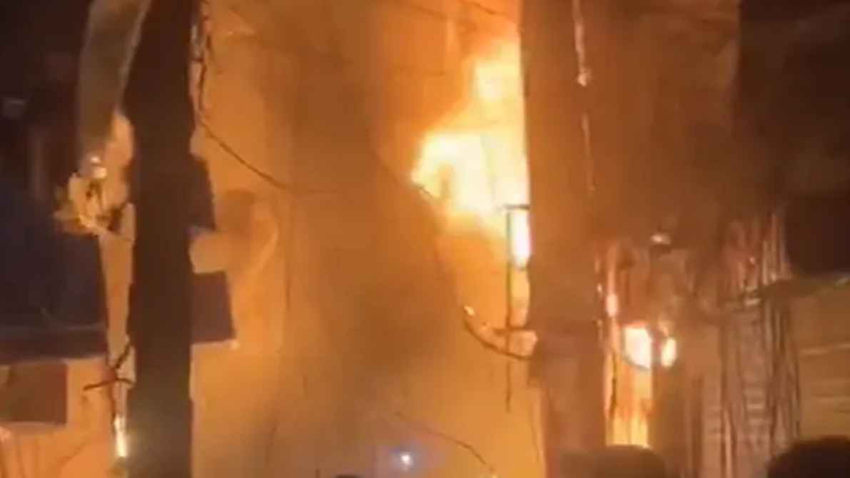 বংশালে গভীর রাতে ভবনে আগুন, ৪ ইউনিটের চেষ্টায় নিয়ন্ত্রণে