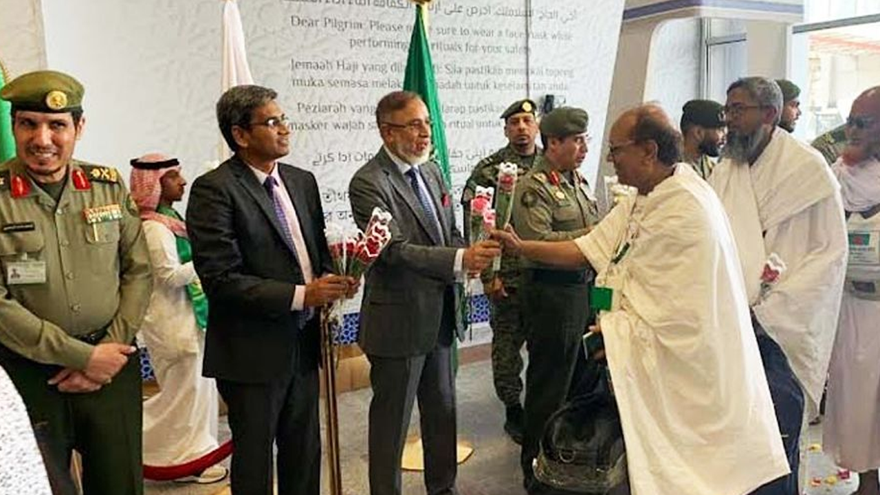 সৌদিতে পৌঁছেছে বাংলাদেশের প্রথম হজ ফ্লাইট 