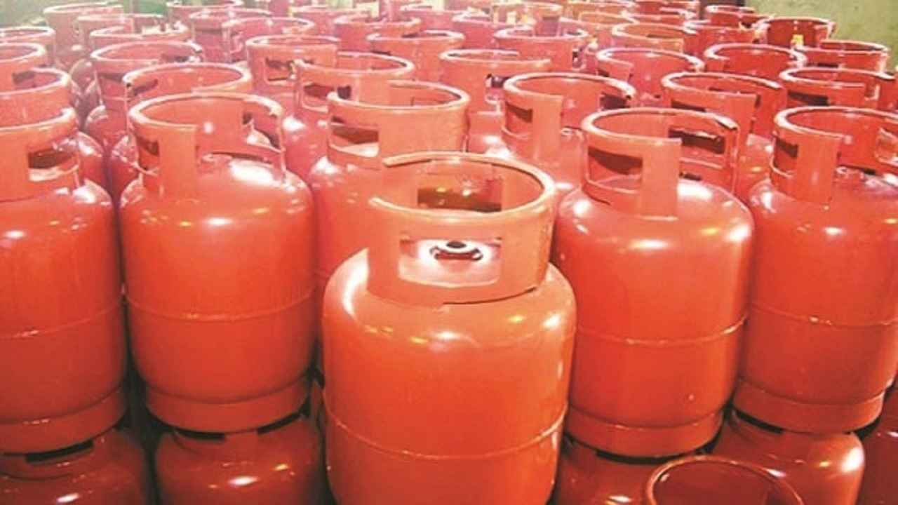 ফের বাড়ল এলপি গ্যাসের দাম, ১২ কেজির সিলিন্ডার ১৯৪০ টাকা