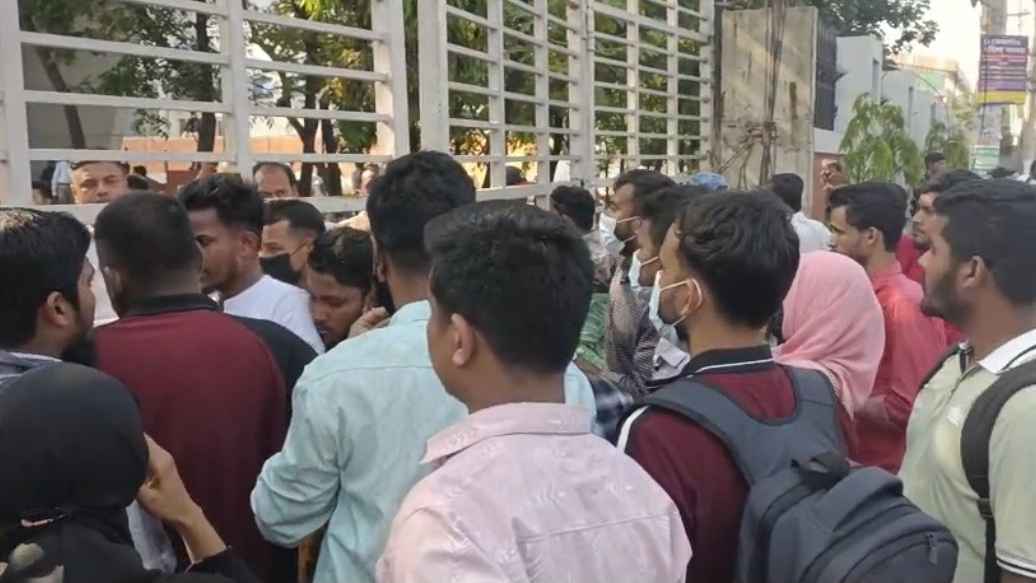 জাতীয় বিশ্ববিদ্যালয়ের ভিসি লাঞ্ছিত, শিক্ষার্থীদের ওপর হামলার অভিযোগ