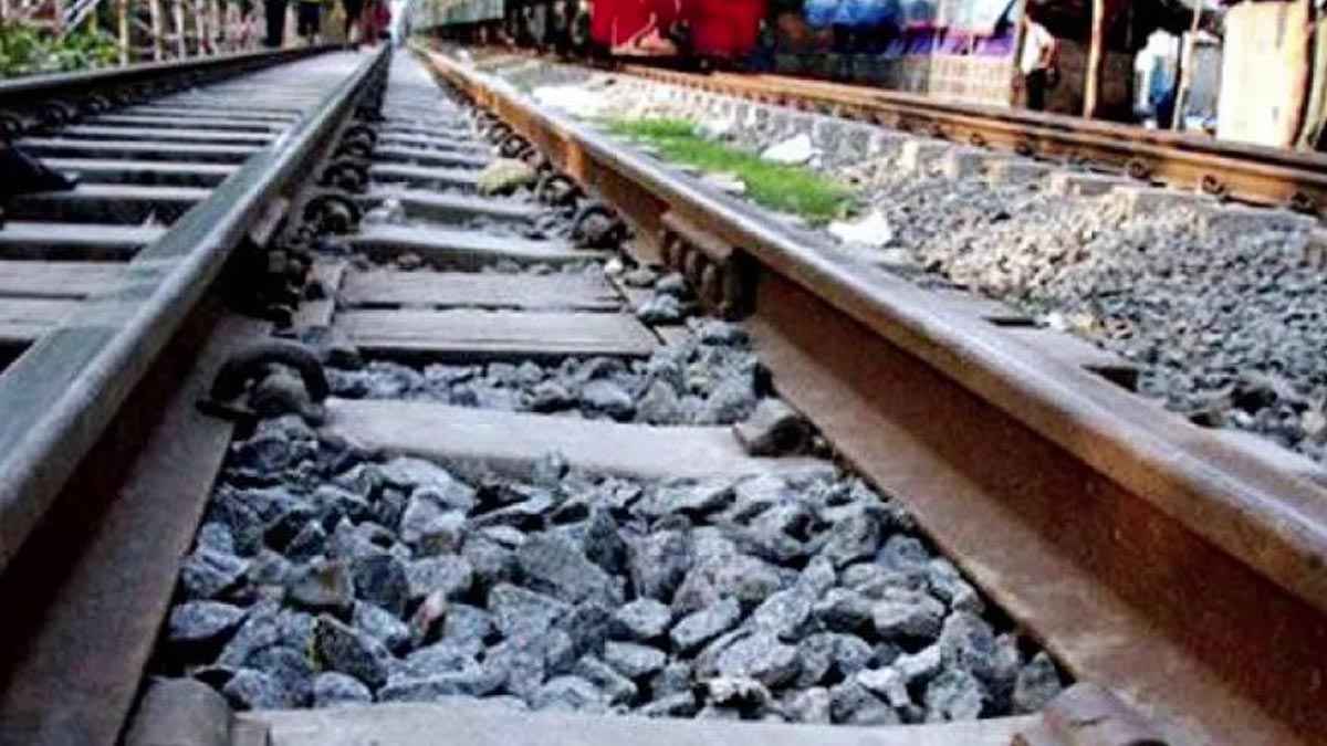 গাজীপুরে ট্রেনে কাটা পড়ে মা ও ছেলের মৃত্যু