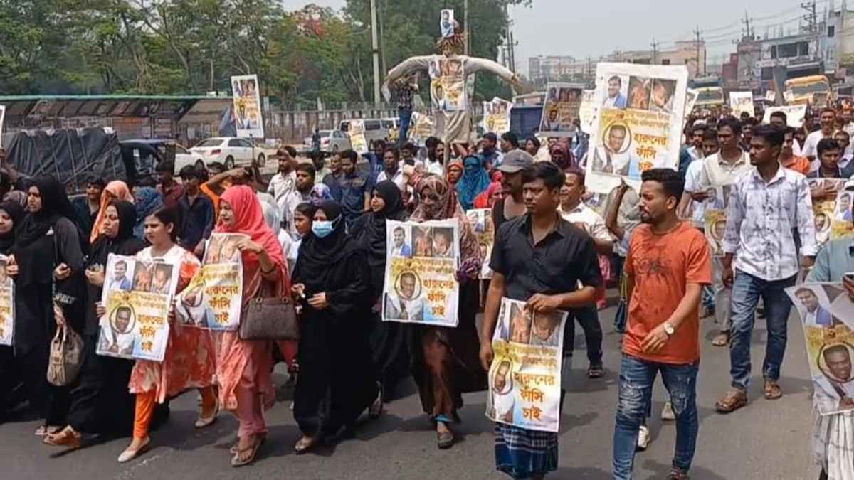 গাজীপুরে ছাত্রদল নেতার ওপর হামলার প্রতিবাদে সড়ক অবরোধ, বিক্ষোভ