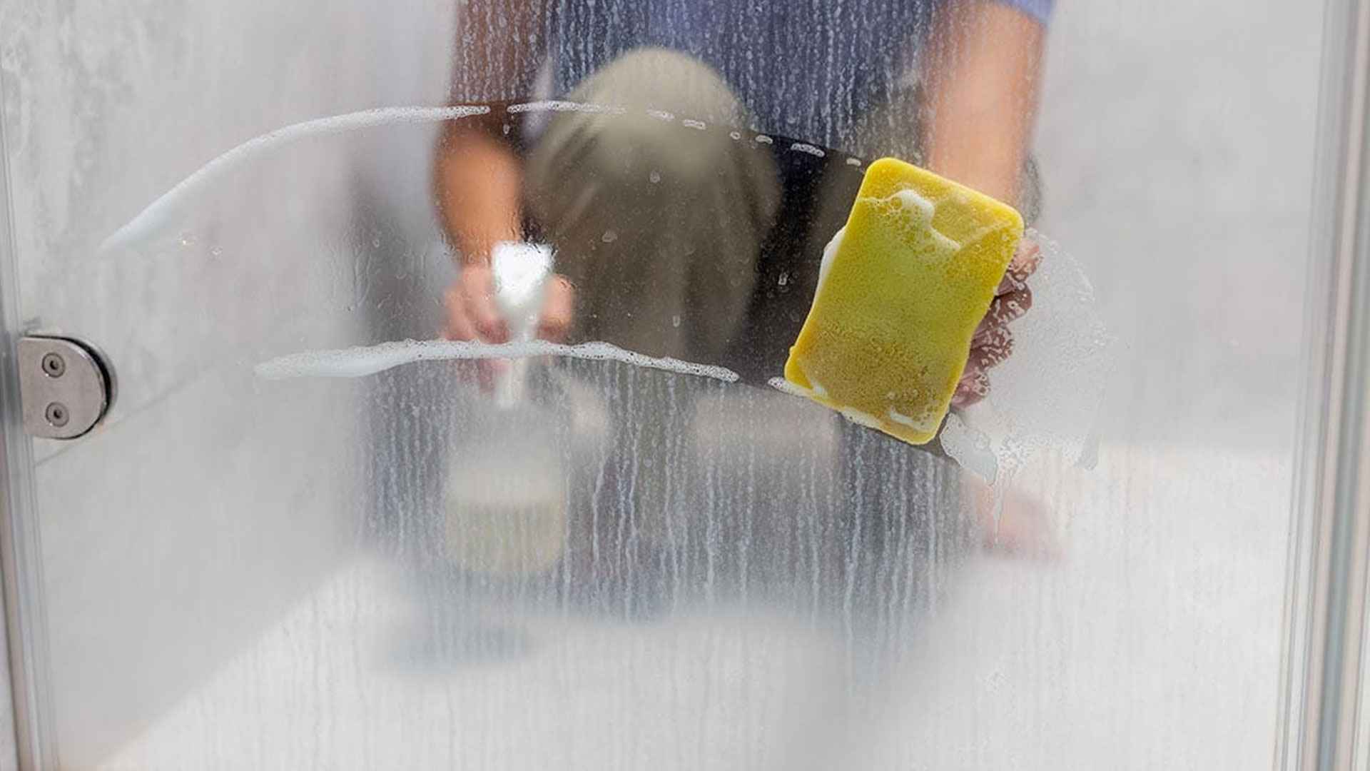 বাথরুমের কাচে সাদা দাগ, জানুন পরিষ্কারের সহজ উপায় 