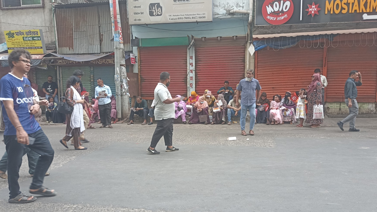 সন্তান ভেতরে, বাইরে উদ্বিগ্ন অভিভাবকরা 