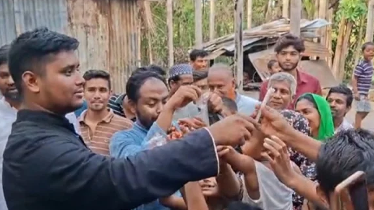 লোডশেডিংয়ের প্রতিবাদে নিজ এলাকায় মোমবাতি বিতরণ হাসনাত আব্দুল্লাহর 