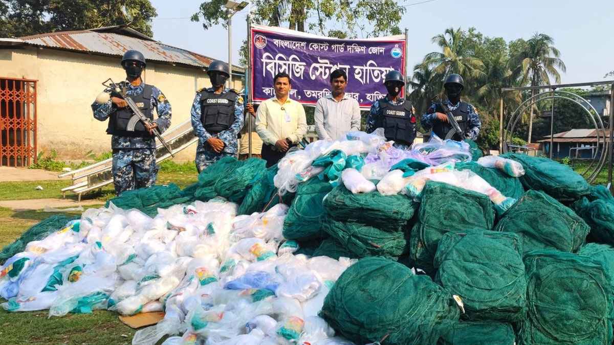 হাতিয়ায় কোস্ট গার্ডের অভিযান, ৪০ লাখের জাল ও পলিথিন জব্দ