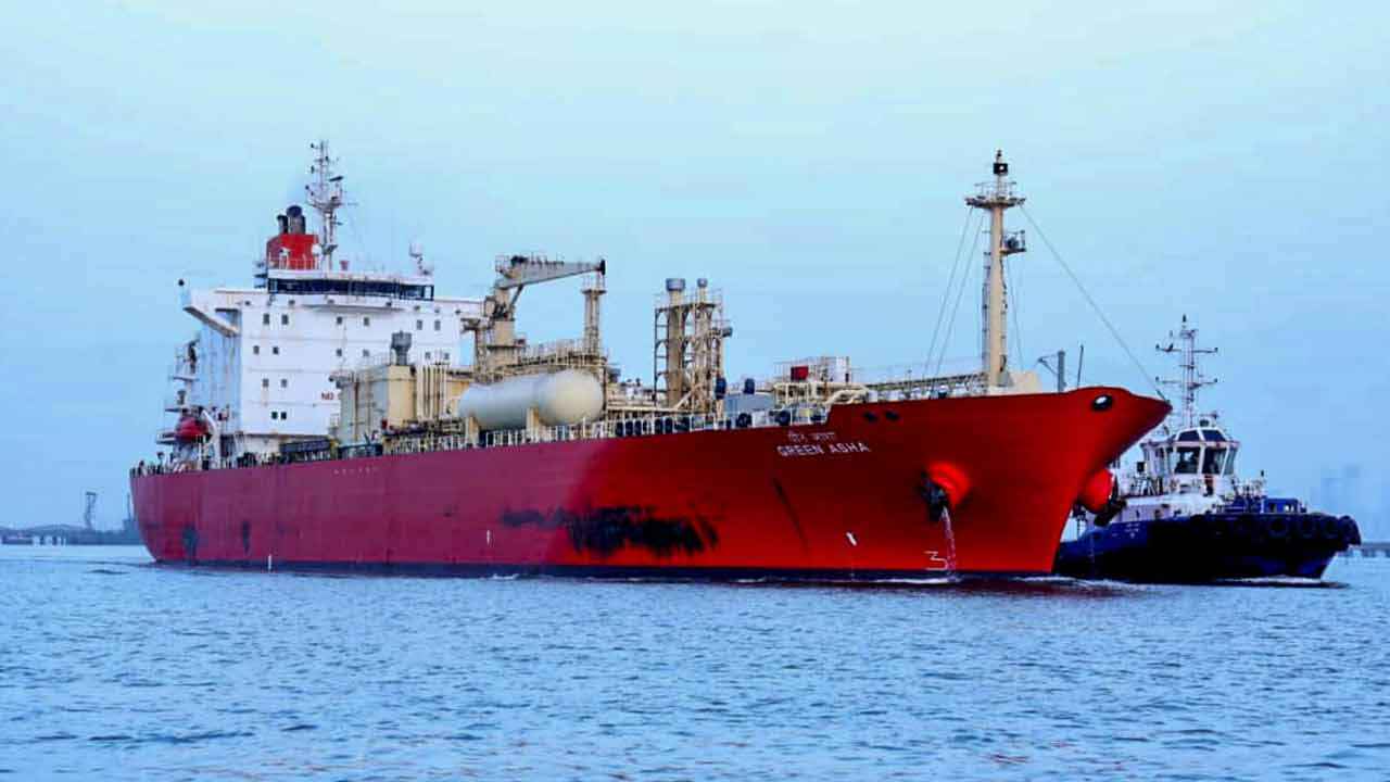 হরমুজে আবারও জাহাজে গুলি, অল্পের জন্য রক্ষা ভারতীয় ১৭ নাবিক