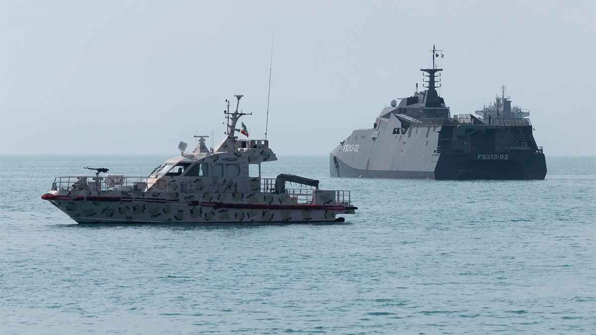 হরমুজ প্রণালিতে কীভাবে নৌ অবরোধ করছে যুক্তরাষ্ট্র?