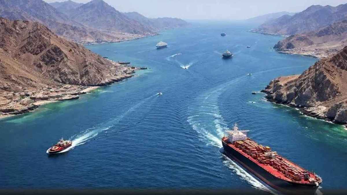 হরমুজ প্রণালি থেকে টোল আদায় করবে ইরান-ওমান