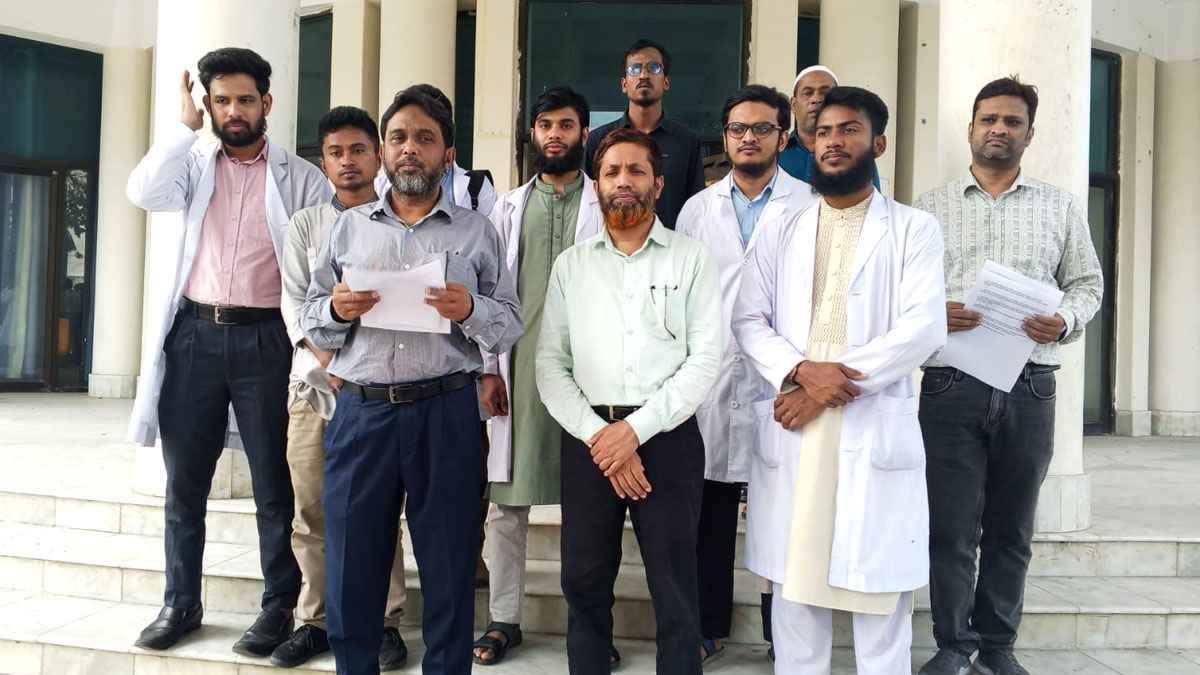 দিনাজপুরের ইন্টার্ন চিকিৎসকরা ৩ দিন পর কাজে ফিরছেন 