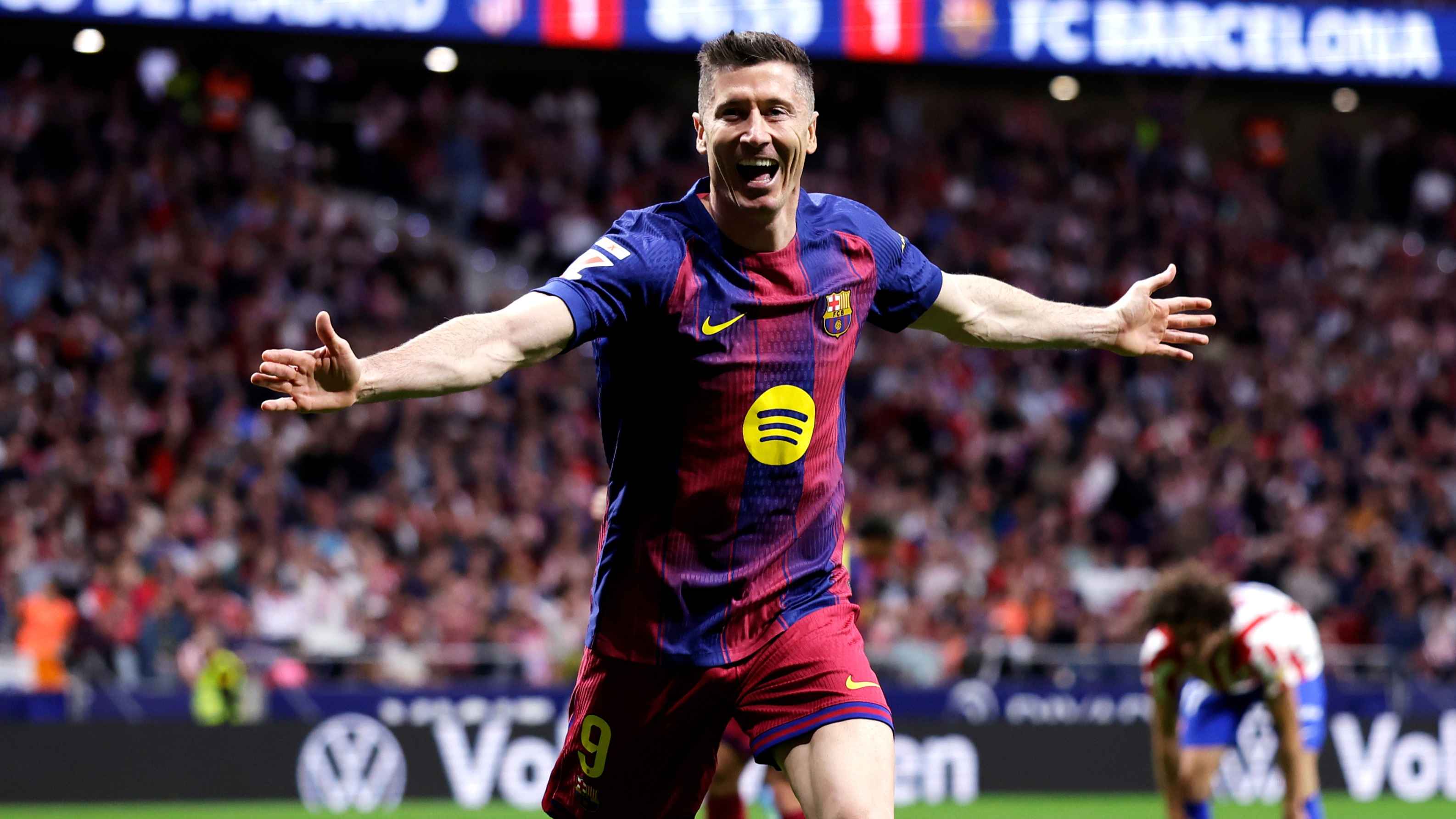 ১০ জনের অ্যাতলেতিকোকে হারিয়ে রিয়ালের সঙ্গে ব্যবধান বাড়াল বার্সেলোনা