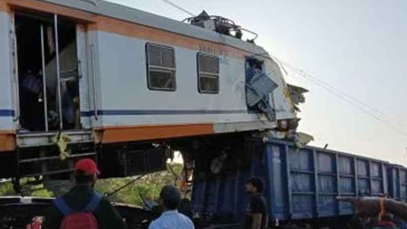 ইন্দোনেশিয়ায় দুই ট্রেনের সংঘর্ষে নিহত ৪, আহত বহু