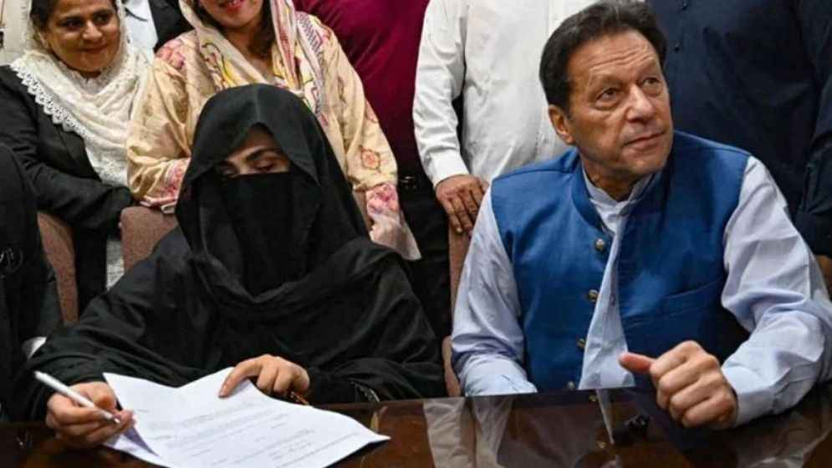 আমাকে নতি স্বীকার করাতে বুশরা বিবিকে নির্যাতন করা হচ্ছে: ইমরান খান