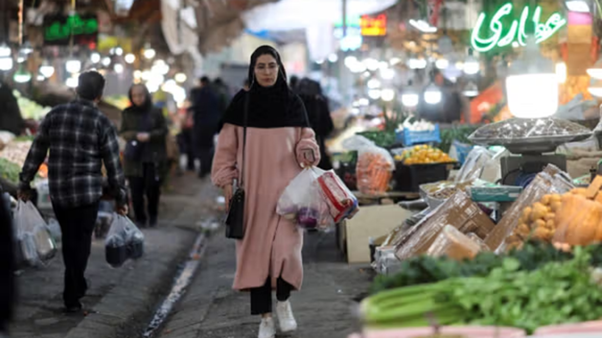জনগণকে ‘বাকিতে কেনাকাটার’ সুযোগ দিচ্ছে ইরান 