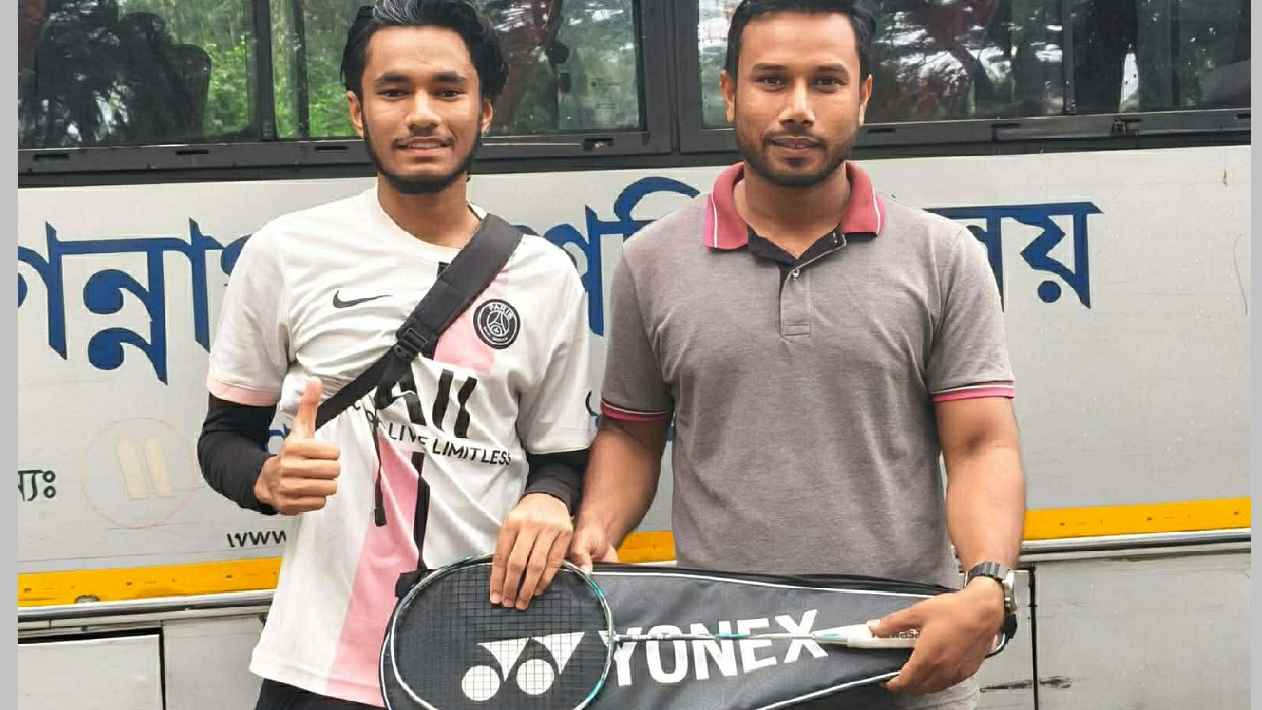 জবির ব্যাডমিন্টন টুর্নামেন্টে সেমিফাইনালিস্টকে ছাত্রদল নেতার উপহার