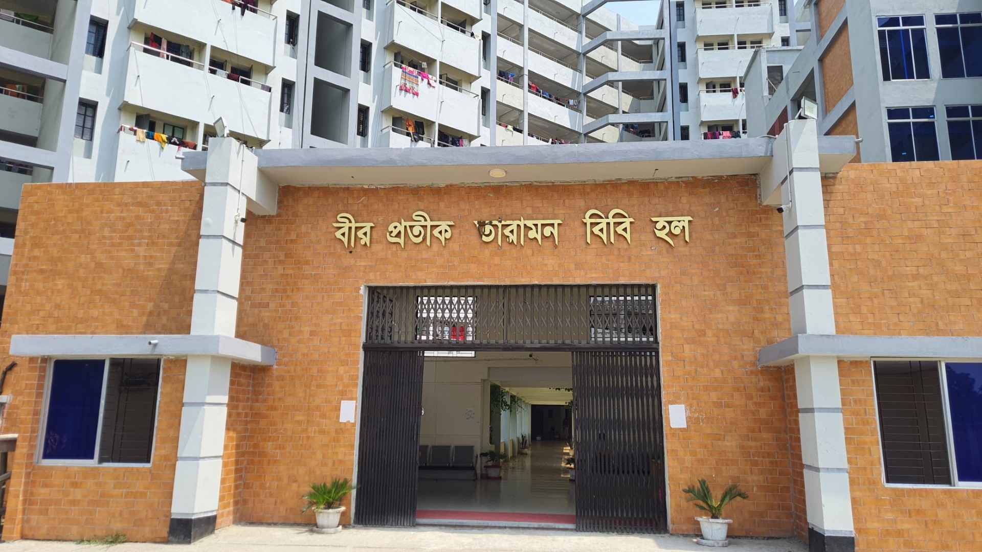 হলের খাবার খেয়ে অসুস্থ ৭০ ছাত্রী: ২ চিকিৎসকের অনুপস্থিতে সেবা ব্যাহত 