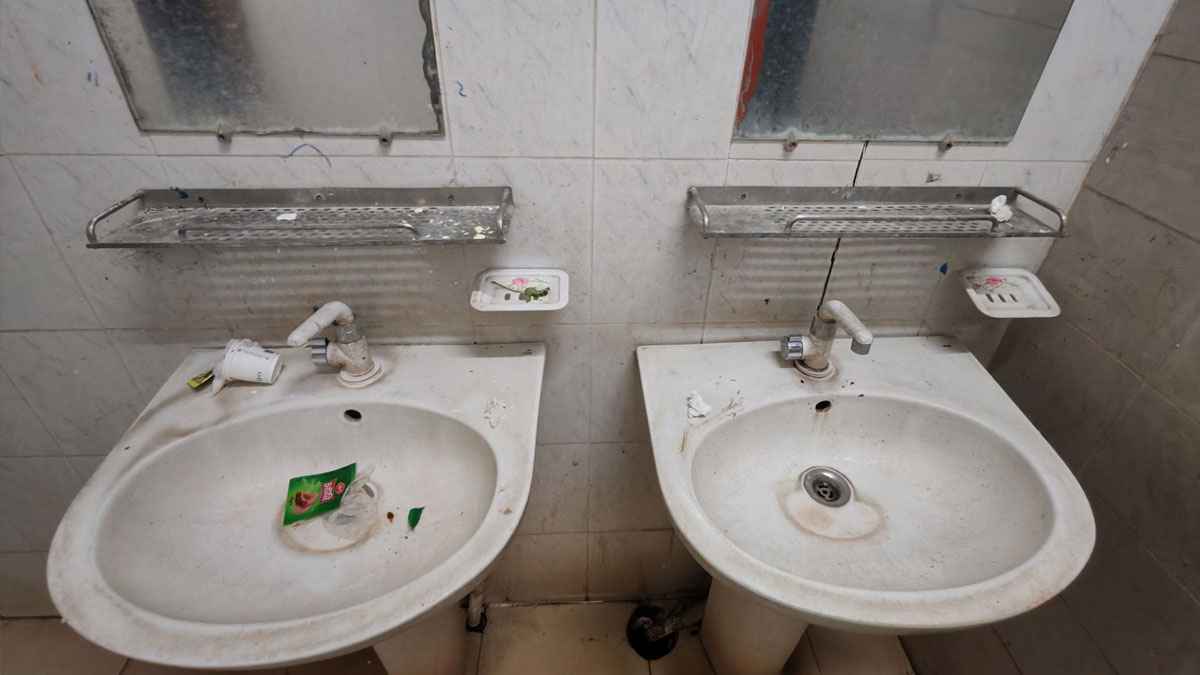 জাবির স্যানিটেশন সংকট, স্বাস্থ্যঝুঁকিতে ১২ হাজার শিক্ষার্থী