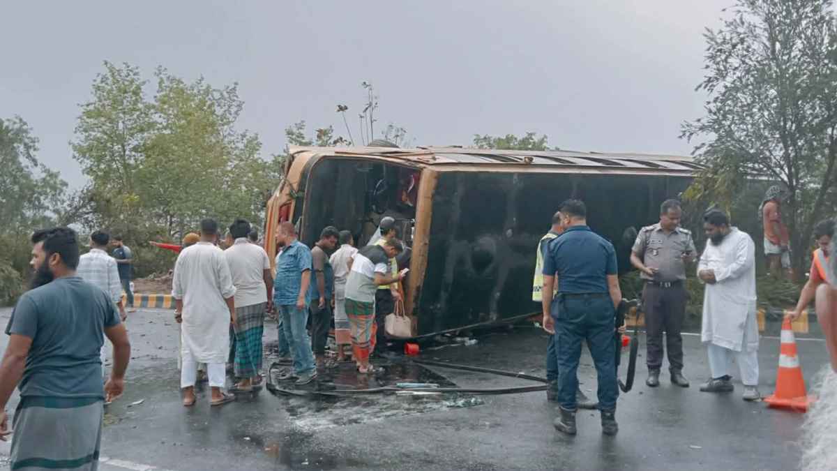 ঢাকা-ভাঙ্গা এক্সপ্রেসওয়েতে নিয়ন্ত্রণ হারিয়ে উল্টে গেল বাস, আহত ১৫