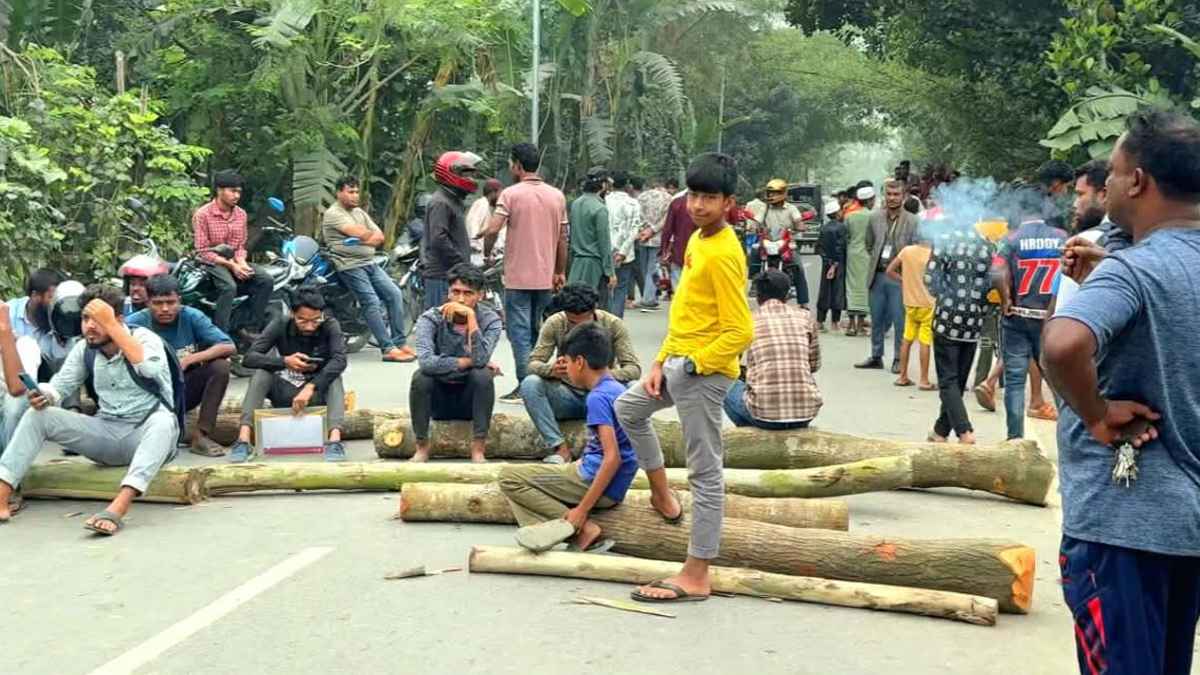 জামালপুরে তেল না পেয়ে সড়ক অবরোধ, দুই ঘণ্টা যান চলাচল বন্ধ