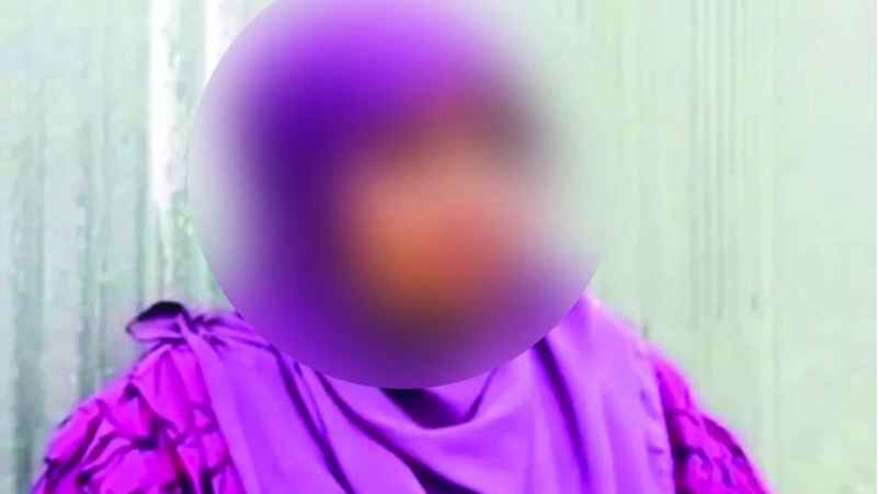 বিয়ের দাবিতে যুবকের বাড়িতে অনশনে ৫ সন্তানের জননী