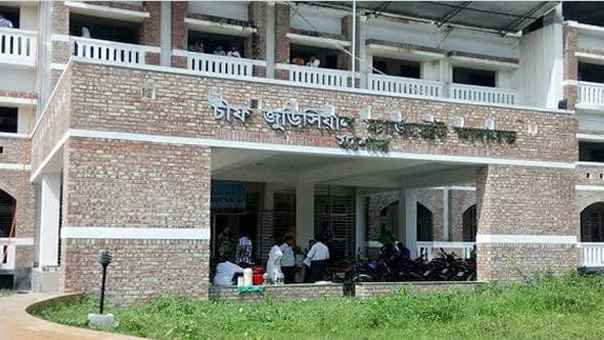 যশোরে বিচারকের বিরুদ্ধে আদালতে মামলা, মামলার পর বাদী আটক