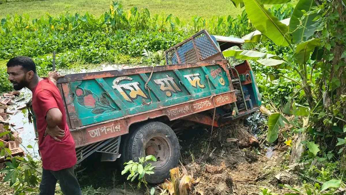 রাজাপুরে ইটবোঝাই ট্রলি উল্টে হেলপার নিহত