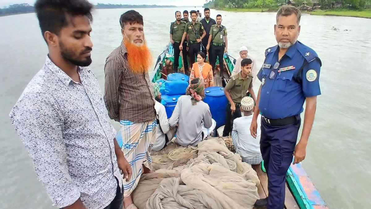বেহুন্দি জাল দিয়ে মাছ ধরার দায়ে ৩ জেলেকে কারাদণ্ড