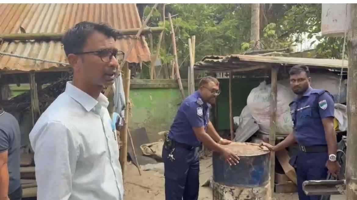 কালীগঞ্জে পেট্রোল মজুদ ও বেশি দামে বিক্রি, ব্যবসায়ীকে জরিমানা