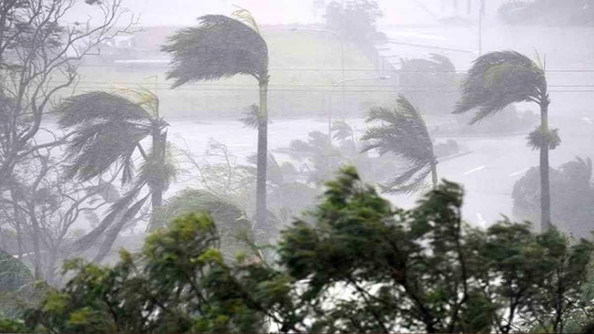 দুপুরের আগেই ঝড়ের আভাস, নদীবন্দরে সতর্কবার্তা