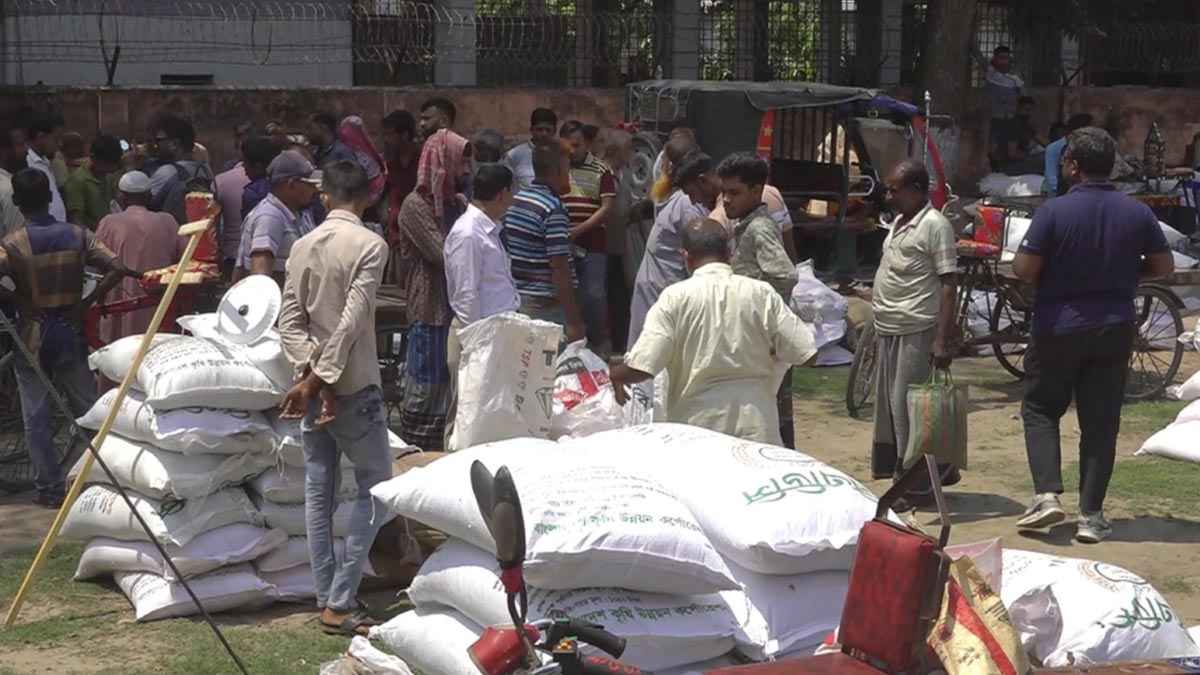 ঝিনাইদহে প্রায় ৫ হাজার কৃষকের মাঝে সার বিতরণ