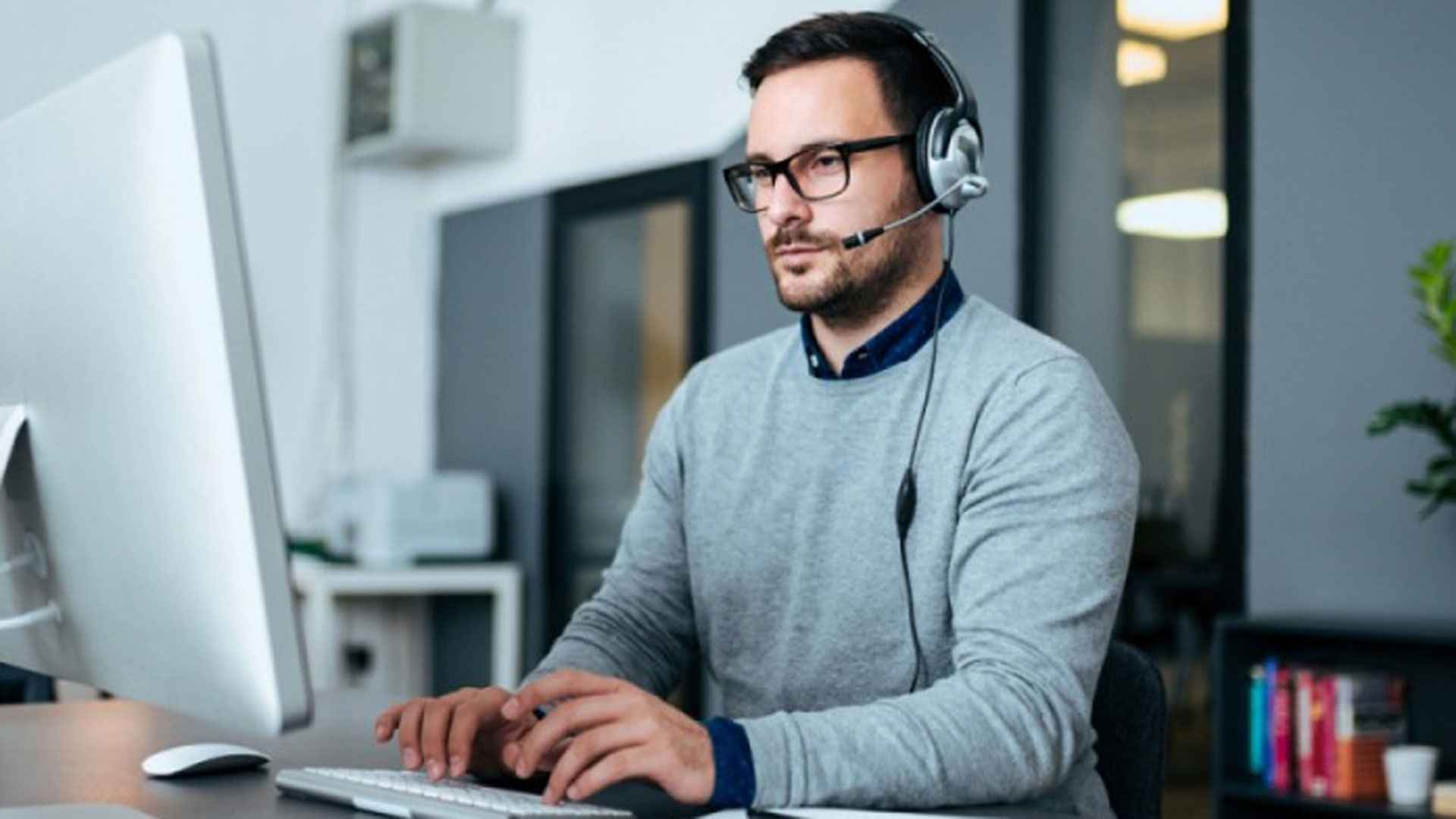 বিনা অভিজ্ঞতায় চাকরি দেবে মদিনা গ্রুপ